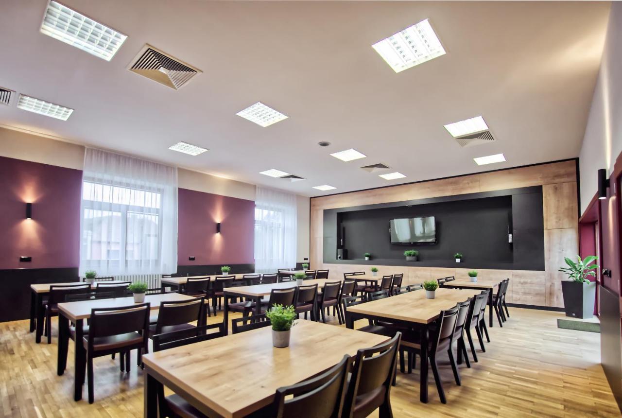 Restaurace A Penzion Praha Dolni Dunajovice Luaran gambar