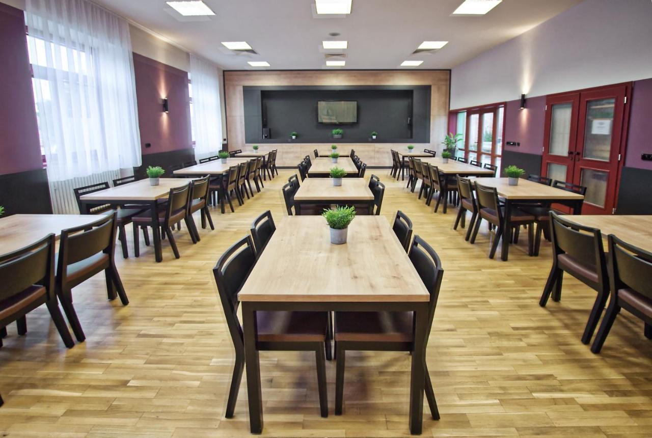Restaurace A Penzion Praha Dolni Dunajovice Luaran gambar
