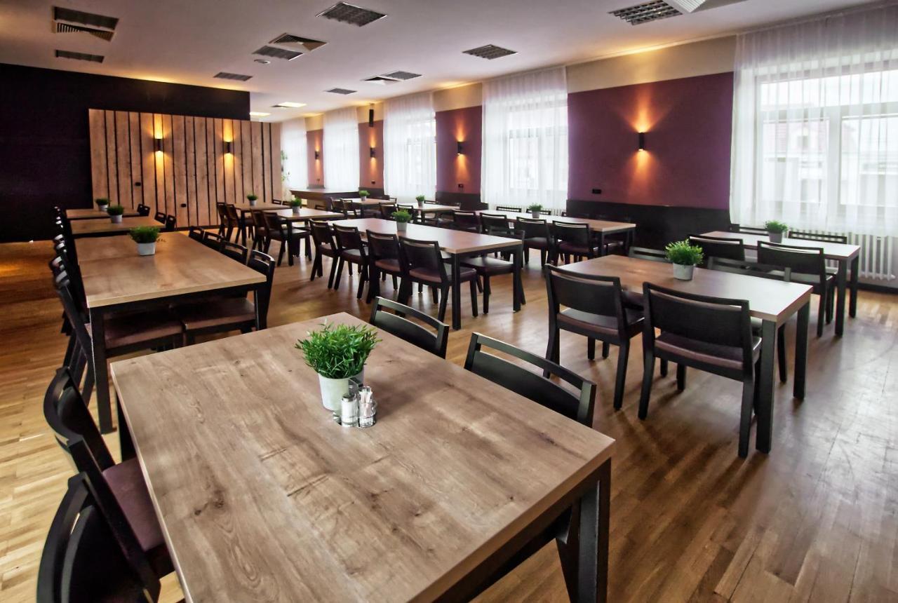 Restaurace A Penzion Praha Dolni Dunajovice Luaran gambar