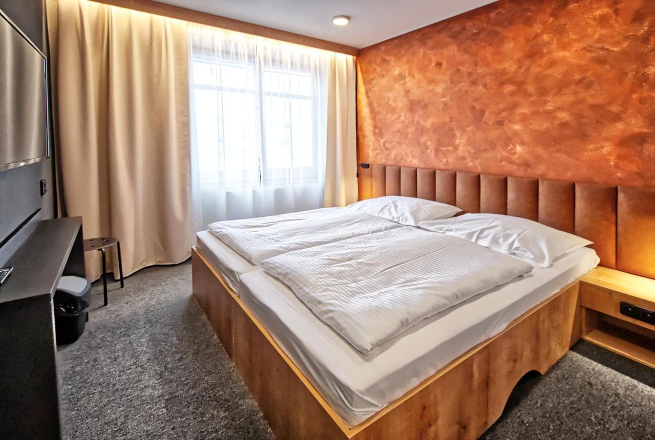 Restaurace A Penzion Praha Dolni Dunajovice Luaran gambar