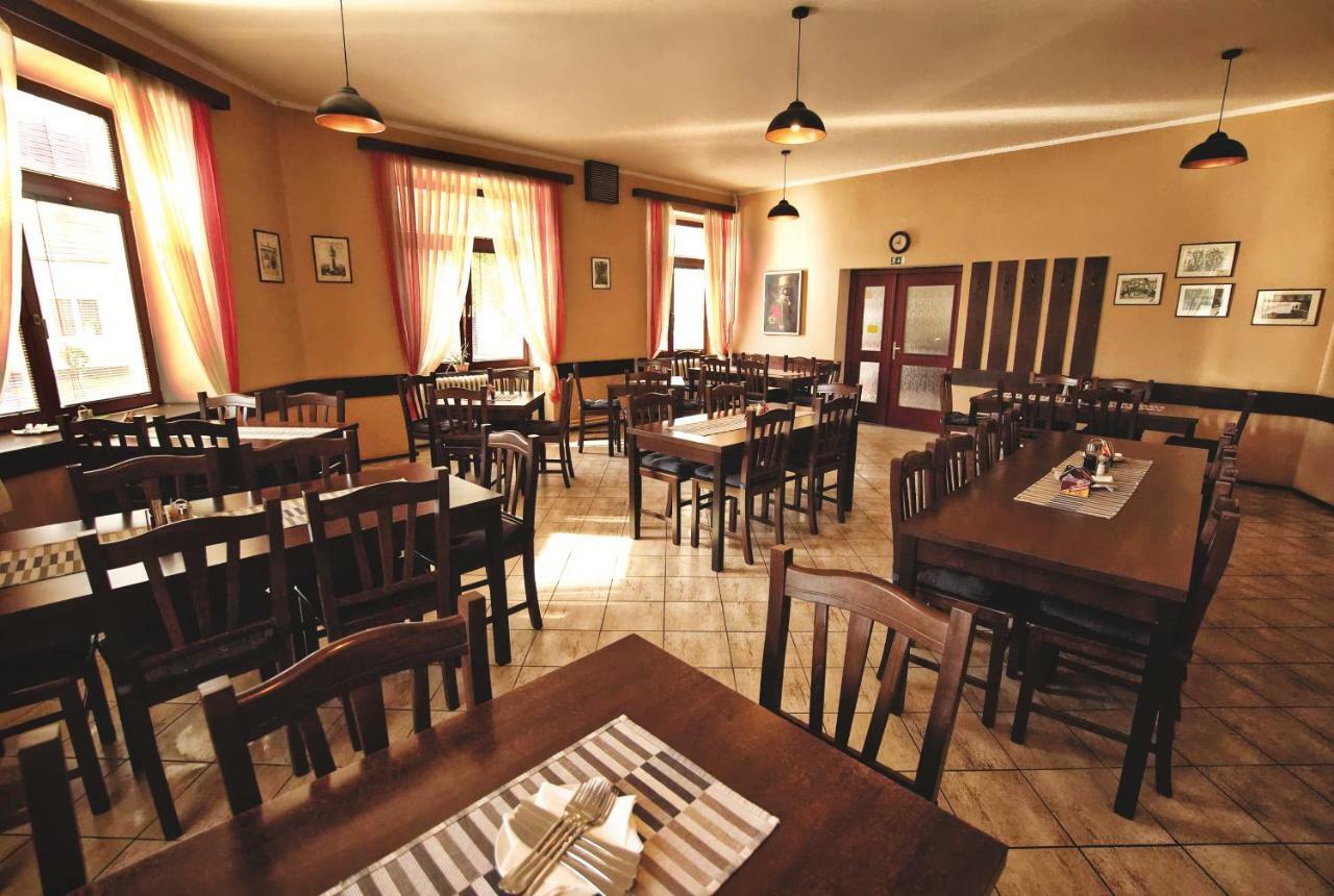 Restaurace A Penzion Praha Dolni Dunajovice Luaran gambar