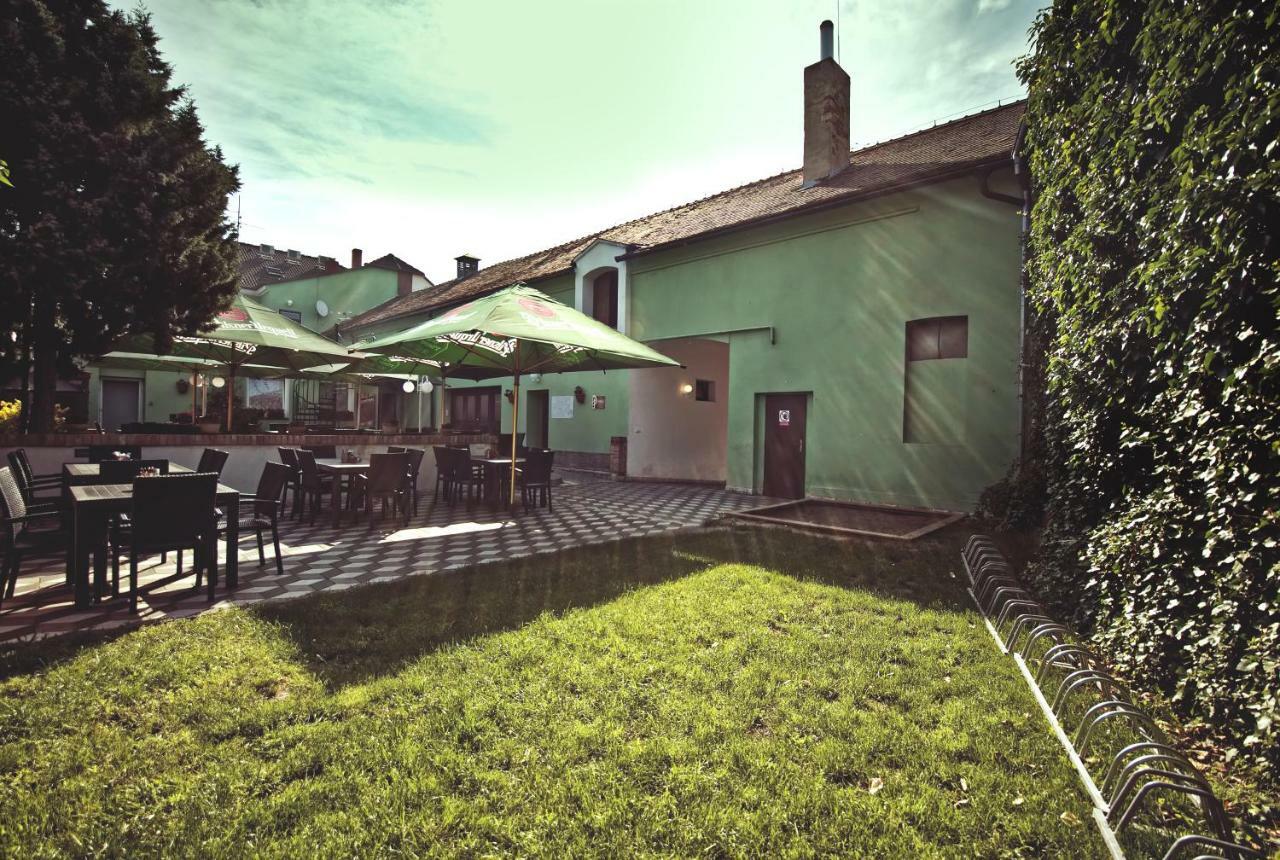 Restaurace A Penzion Praha Dolni Dunajovice Luaran gambar