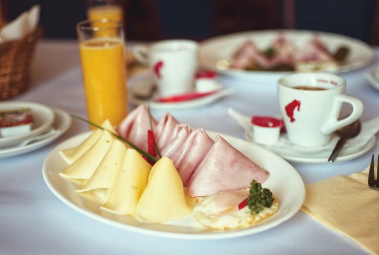 Restaurace A Penzion Praha Dolni Dunajovice Luaran gambar