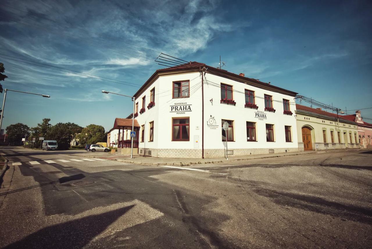Restaurace A Penzion Praha Dolni Dunajovice Luaran gambar