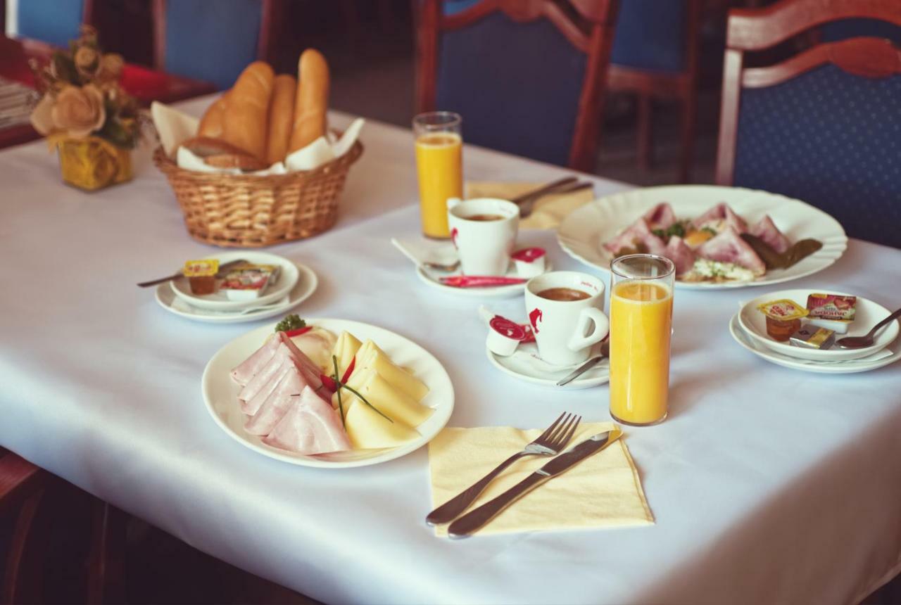 Restaurace A Penzion Praha Dolni Dunajovice Luaran gambar