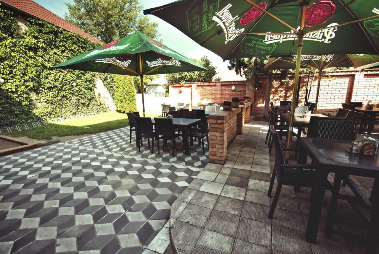 Restaurace A Penzion Praha Dolni Dunajovice Luaran gambar