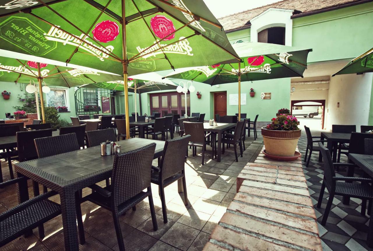 Restaurace A Penzion Praha Dolni Dunajovice Luaran gambar